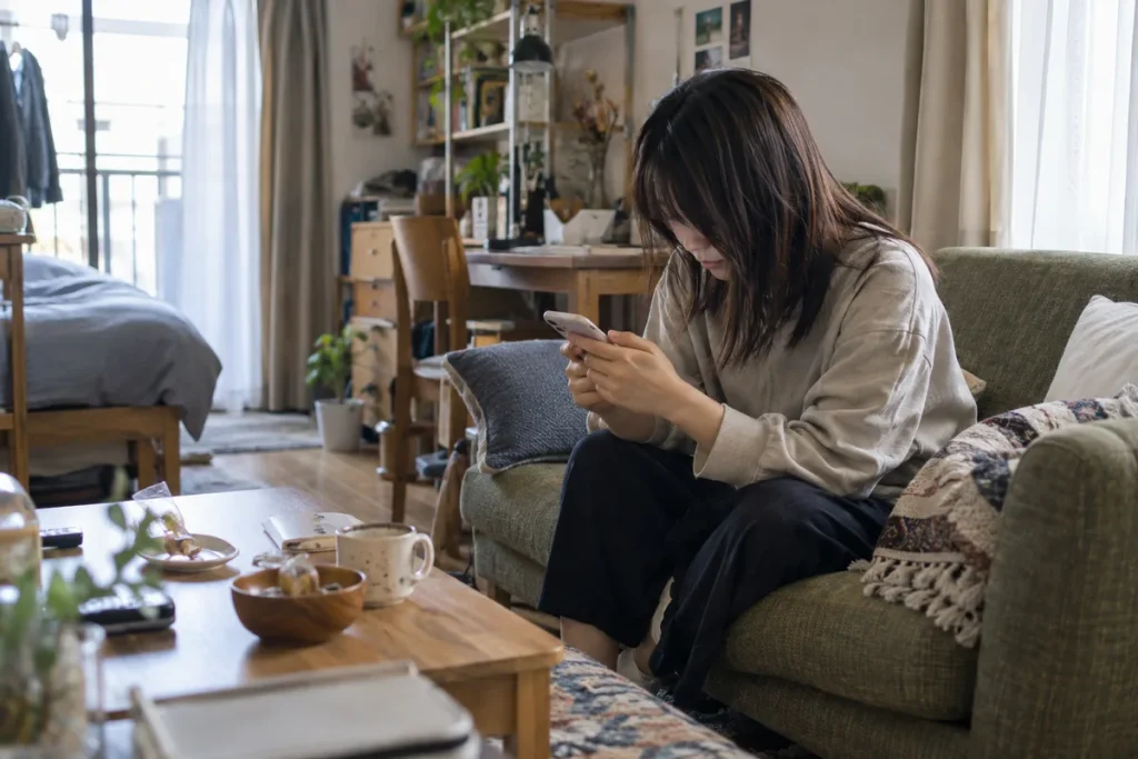 スマートフォンで合宿免許の情報を調べる様子