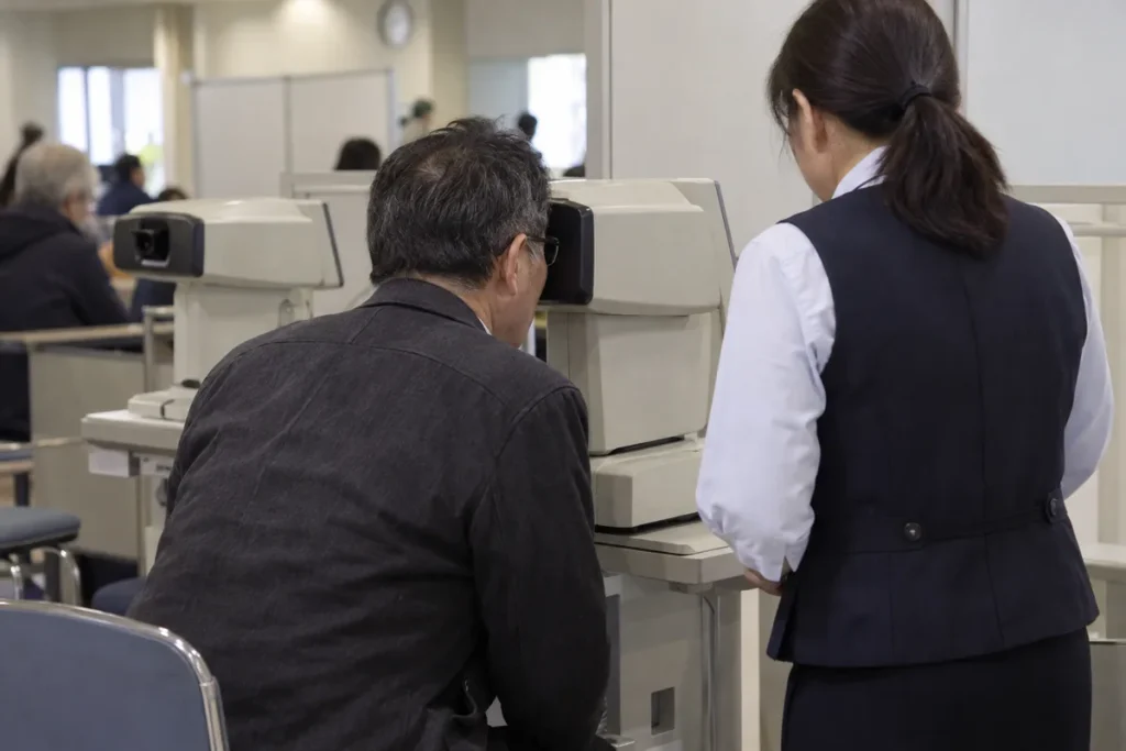 免許更新の視力検査を受ける人